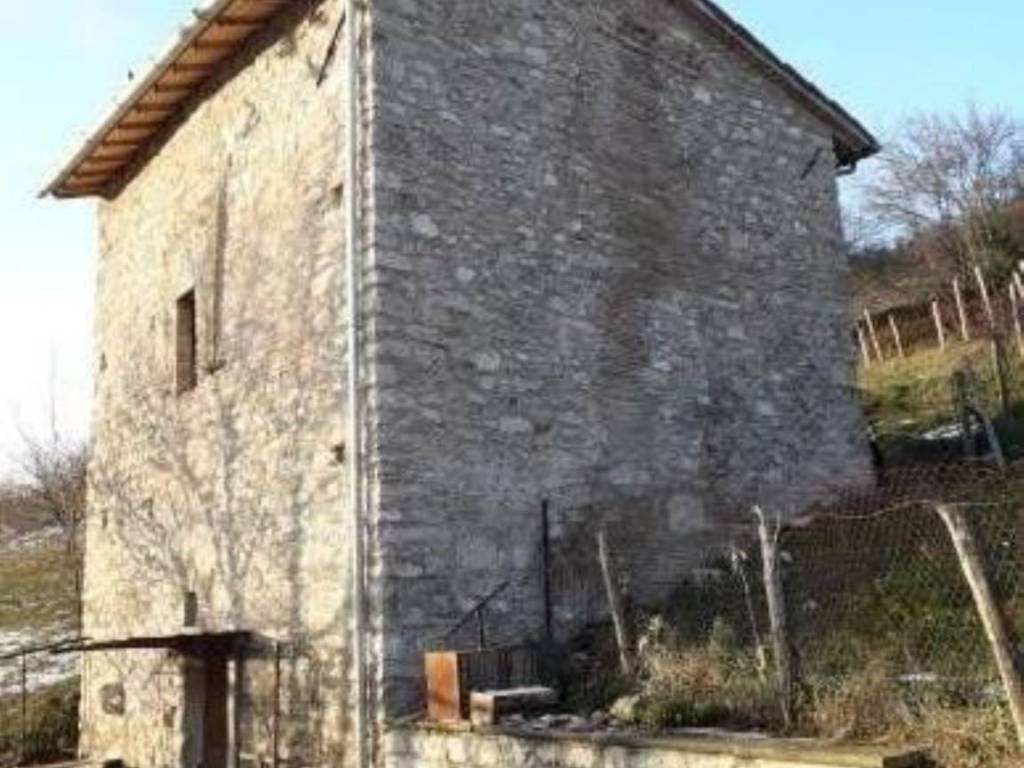 casa indipendente in vendita a Cantiano