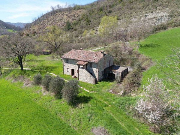 casa indipendente in vendita a Cantiano