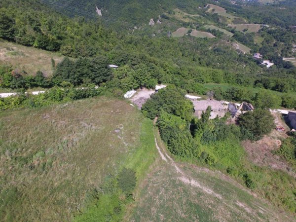 casa indipendente in vendita a Cantiano