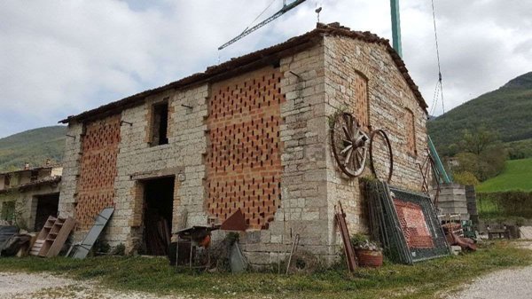 casa indipendente in vendita a Cantiano