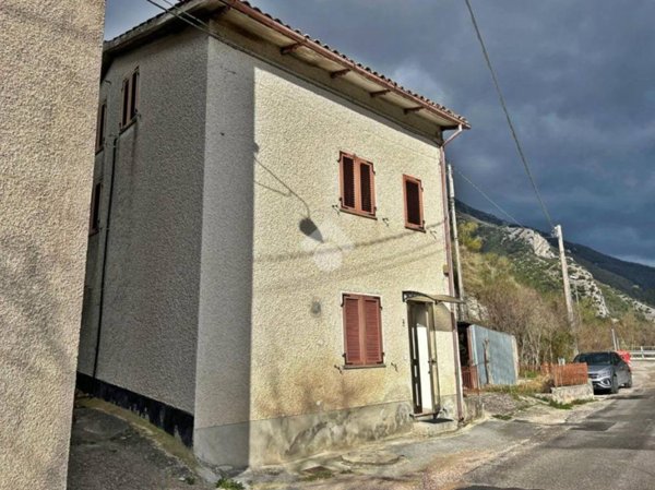 casa indipendente in vendita a Cantiano in zona Pontedazzo