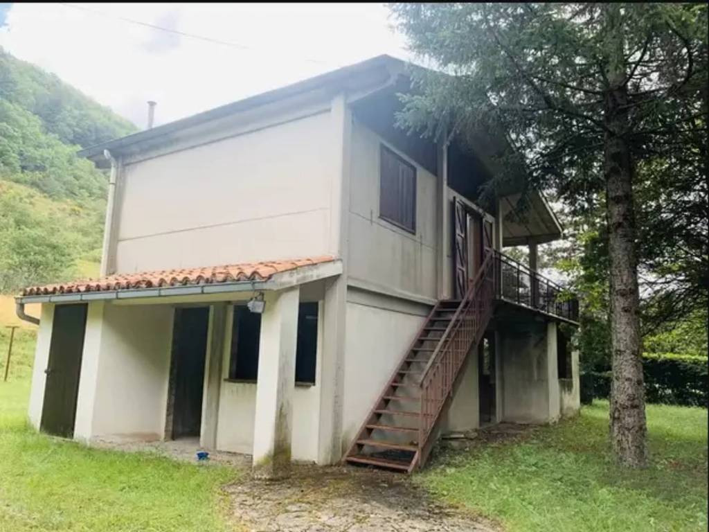 casa indipendente in vendita a Cantiano