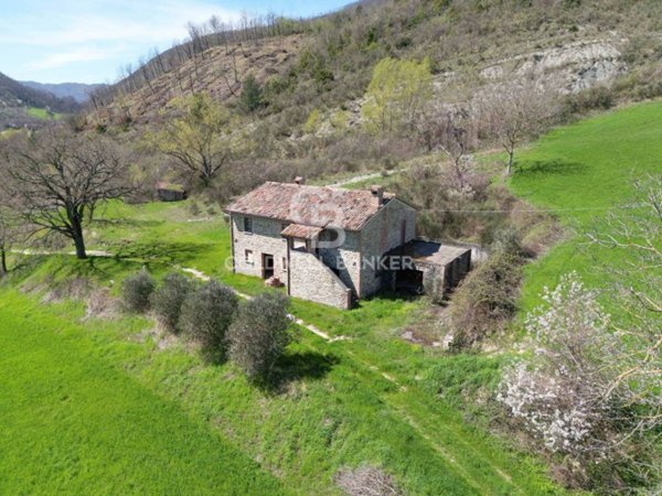 casa indipendente in vendita a Cantiano