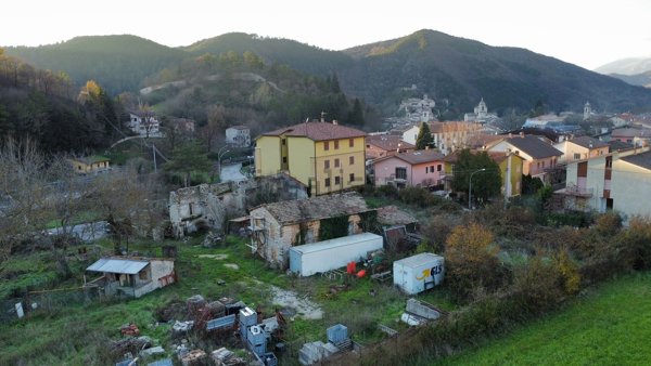 casa indipendente in vendita a Cantiano
