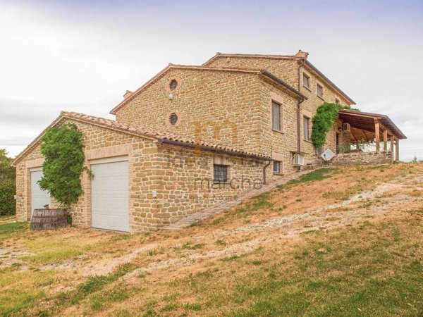 casa indipendente in vendita a Cantiano