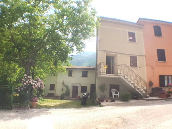 casa indipendente in vendita a Cantiano in zona Chiaserna