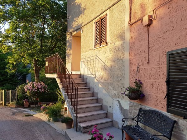 casa indipendente in vendita a Cantiano in zona Chiaserna