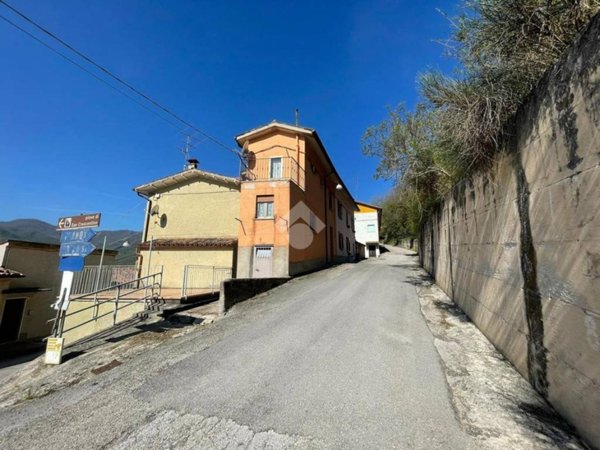 casa indipendente in vendita a Cantiano