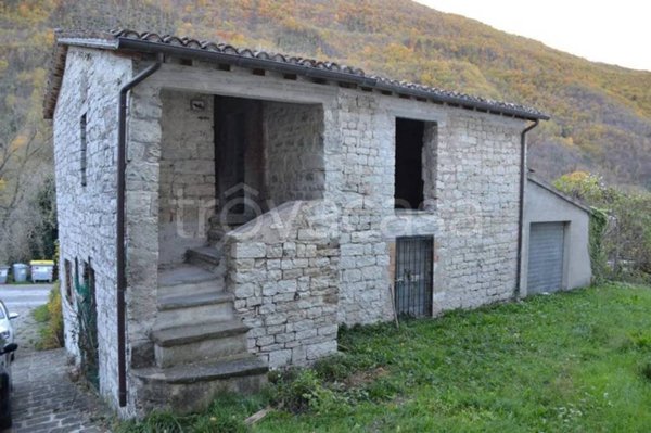casa indipendente in vendita a Cantiano in zona Chiaserna