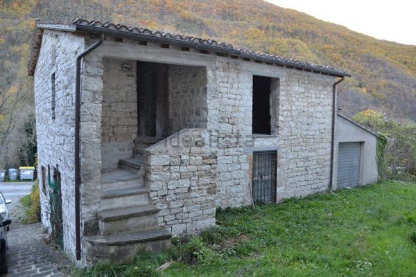 casa indipendente in vendita a Cantiano in zona Chiaserna