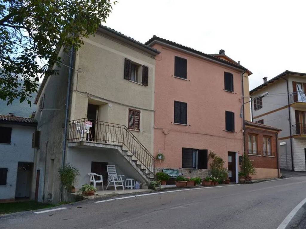 casa indipendente in vendita a Cantiano in zona Chiaserna
