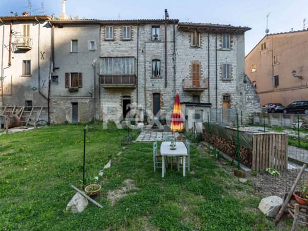 casa indipendente in vendita a Cantiano