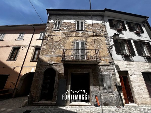 casa indipendente in vendita a Cantiano