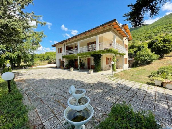 casa indipendente in vendita a Cantiano in zona Fossato