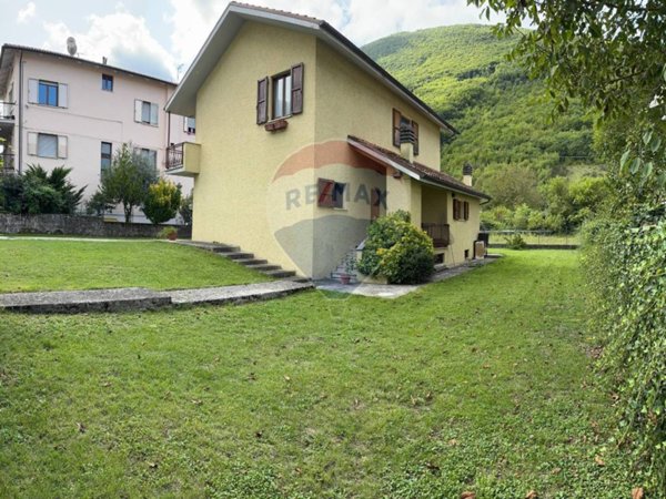 casa indipendente in vendita a Cantiano in zona Chiaserna