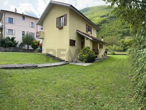 casa indipendente in vendita a Cantiano in zona Chiaserna