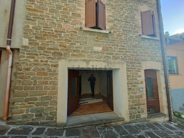 pentavano in vendita a Cantiano