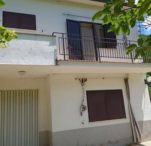 casa indipendente in vendita a Cantiano in zona Chiaserna
