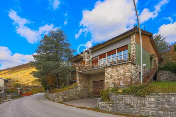 casa indipendente in vendita a Cantiano