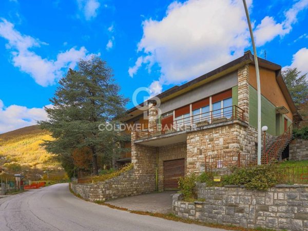 casa indipendente in vendita a Cantiano