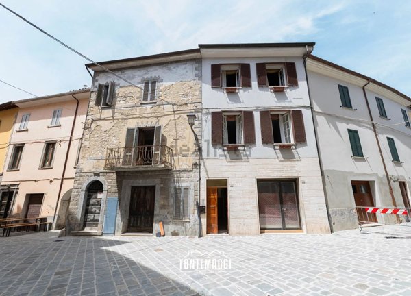 casa indipendente in vendita a Cantiano