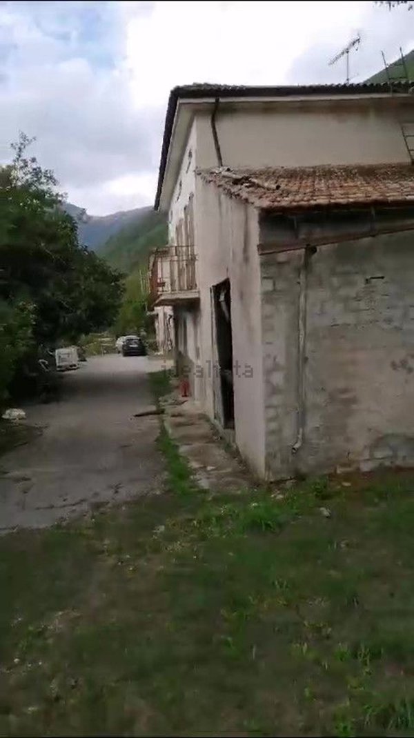 casa indipendente in vendita a Cantiano