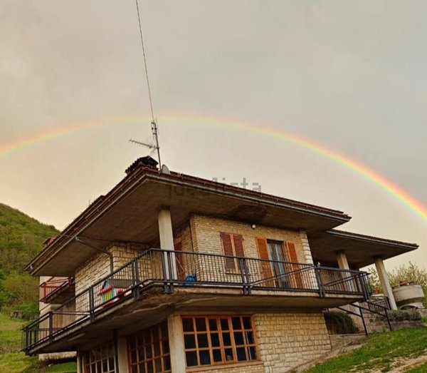 casa indipendente in vendita a Cantiano