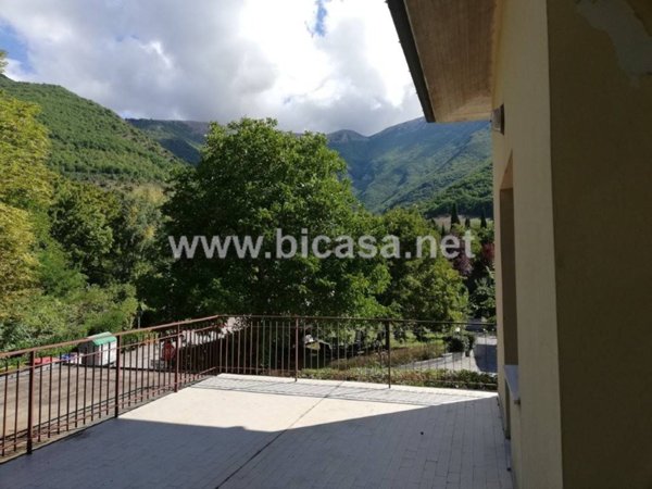 casa indipendente in vendita a Cantiano