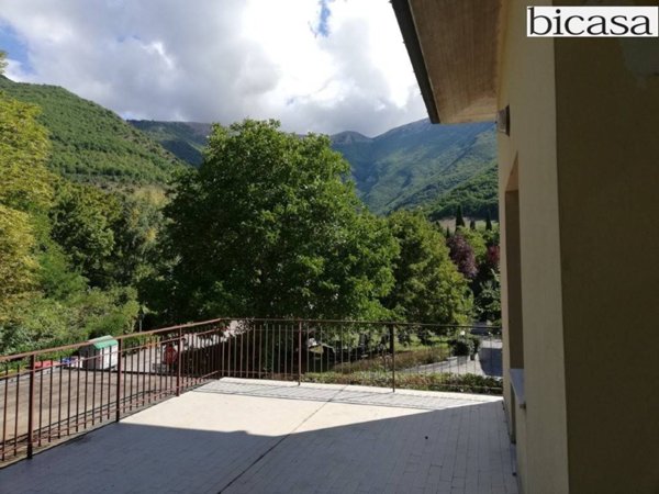 casa indipendente in vendita a Cantiano