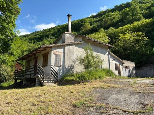 casa indipendente in vendita a Cantiano