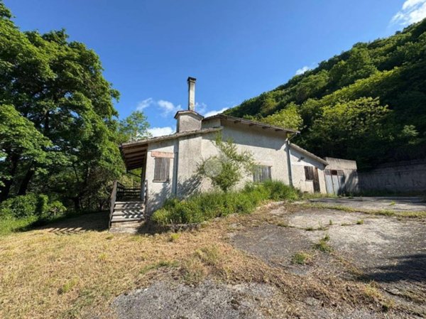 casa indipendente in vendita a Cantiano