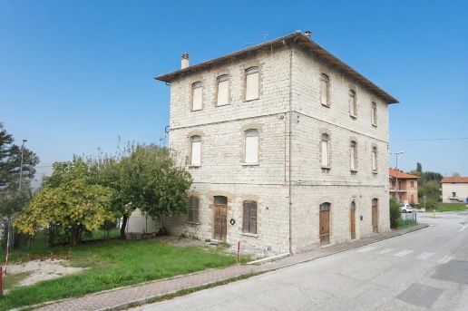 casa indipendente in vendita a Cantiano