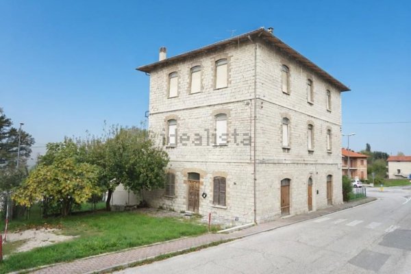 casa indipendente in vendita a Cantiano