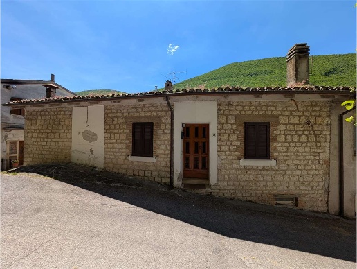 appartamento in vendita a Cantiano in zona Chiaserna