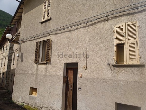 casa indipendente in vendita a Cantiano in zona Chiaserna