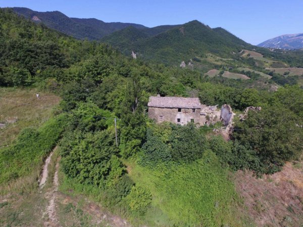 casa indipendente in vendita a Cantiano in zona Chiaserna