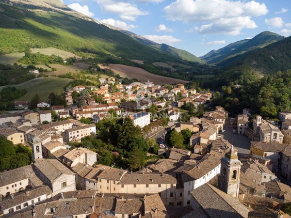 casa indipendente in vendita a Cantiano