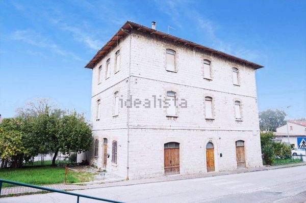 casa indipendente in vendita a Cantiano