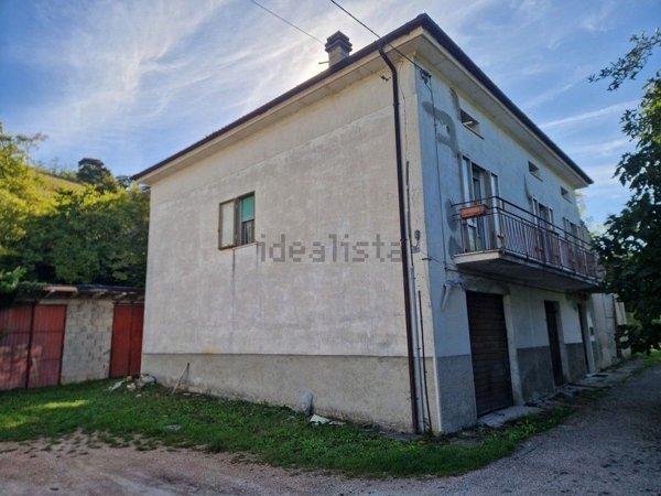 casa indipendente in vendita a Cantiano