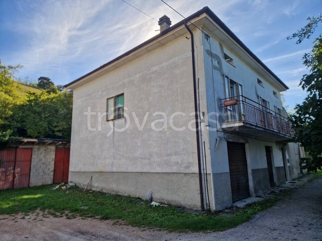 casa indipendente in vendita a Cantiano