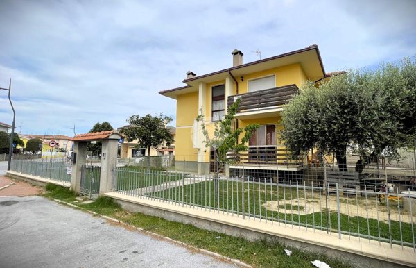 casa indipendente in vendita a Cartoceto in zona Lucrezia