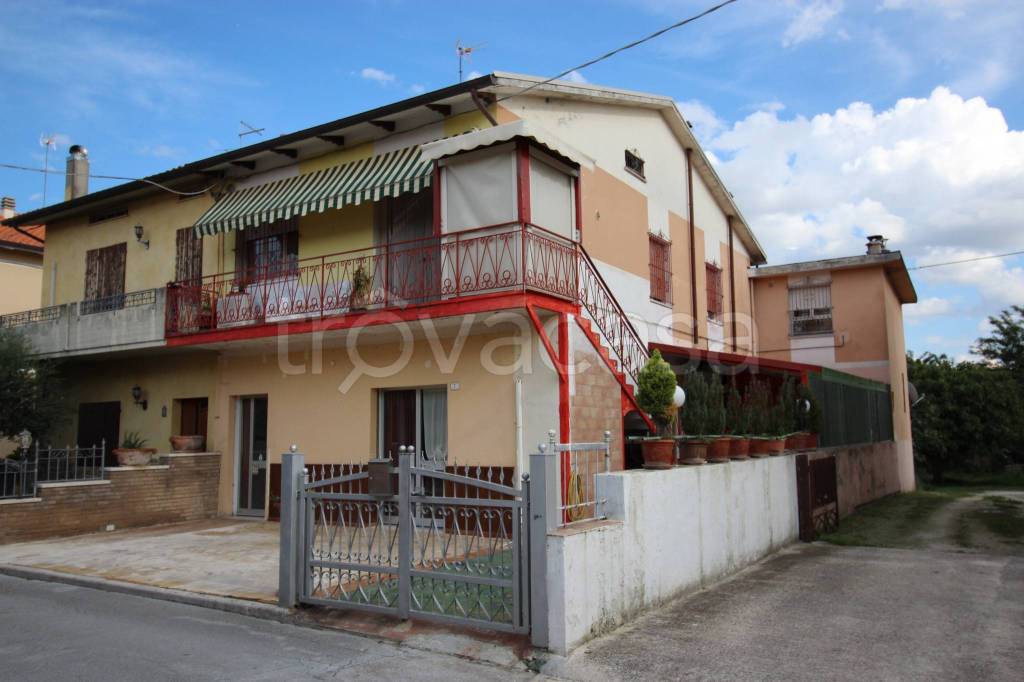 appartamento in vendita a Cartoceto in zona Lucrezia