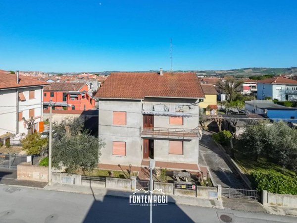 casa indipendente in vendita a Cartoceto in zona Lucrezia
