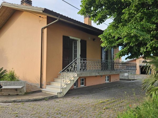 casa indipendente in vendita a Cartoceto in zona Lucrezia