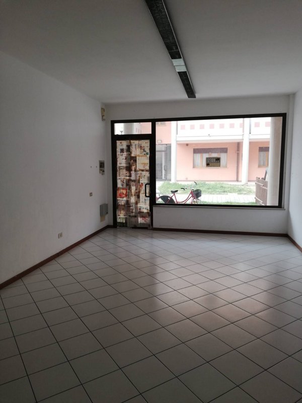 locale commerciale in vendita a Cartoceto in zona Lucrezia