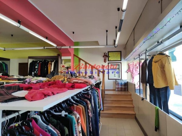 negozio in vendita a Cartoceto in zona Lucrezia