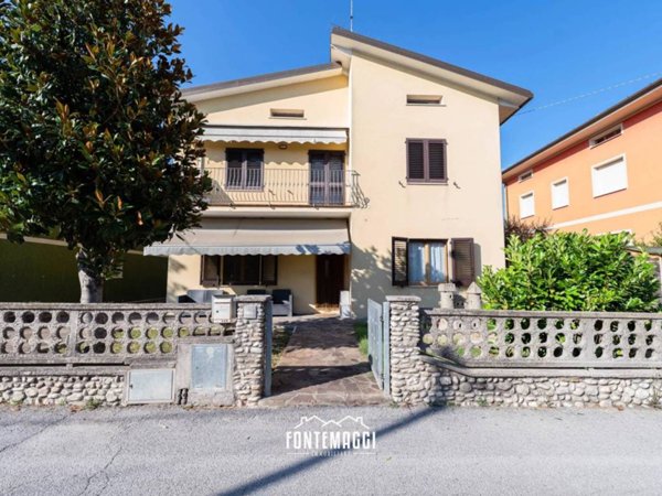 appartamento in vendita a Cartoceto in zona Lucrezia