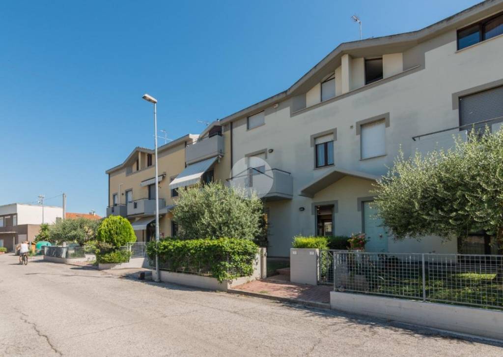 casa indipendente in vendita a Cartoceto in zona Lucrezia