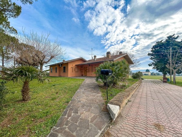 casa indipendente in vendita a Cartoceto in zona Lucrezia