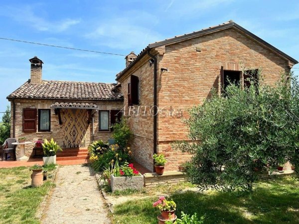 casa indipendente in vendita a Cartoceto